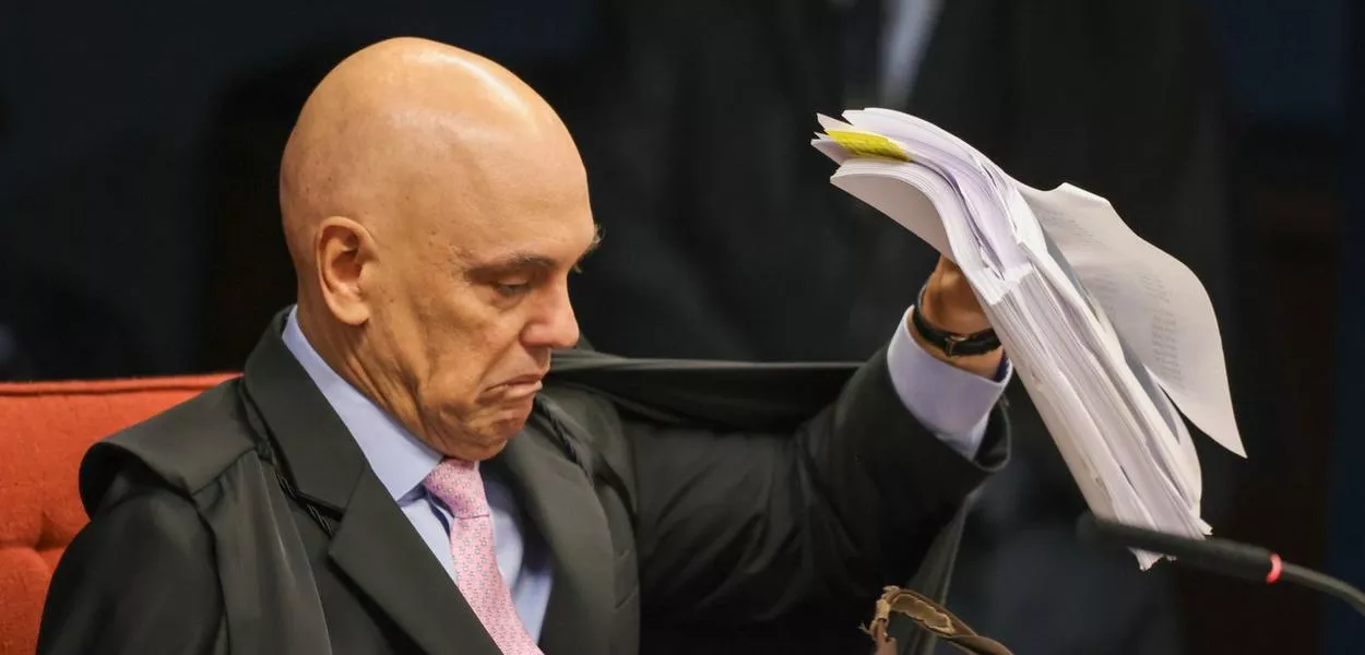 Moraes encaminha à PGR investigação contra Eduardo Bolsonaro e Gustavo Gayer por fake news sobre o Banco do Brasil