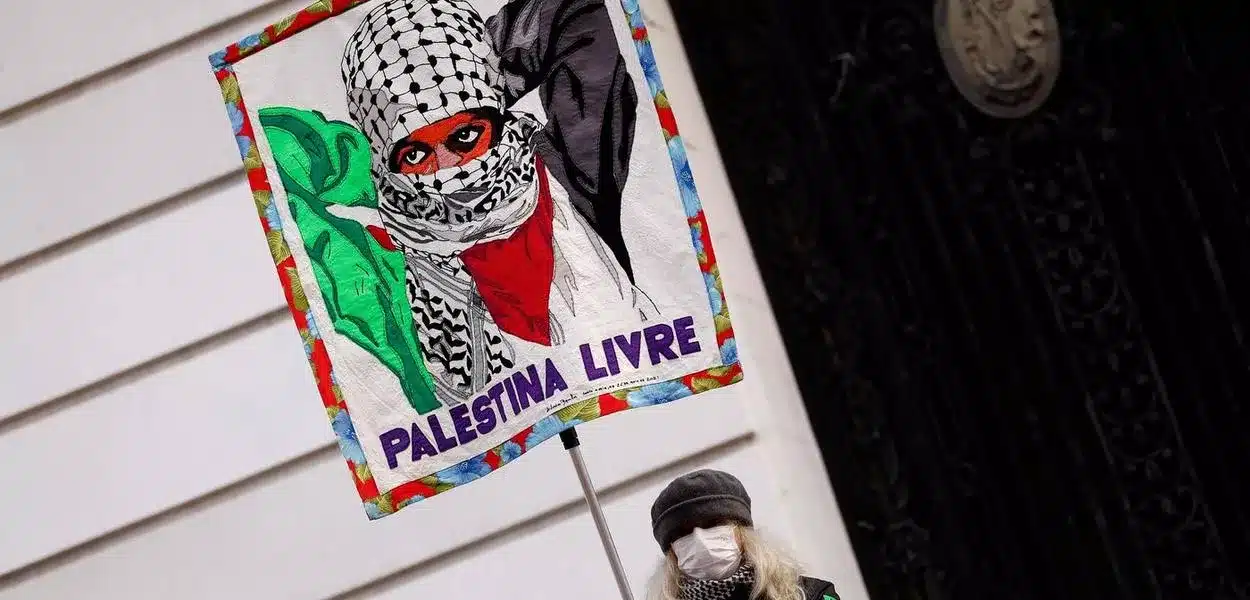 Rio de Janeiro (RJ), 07/07/2025 - Grupos ligados ao Comite de Solidariedade com a Luta do Povo Palestino fazem manifestação contra o genocídio do povo palestino na Faixa de Gaza e por uma Palestina livre, na Cinelândia, no centro da cidade (Foto: Tânia Rêgo/Agência Brasil)