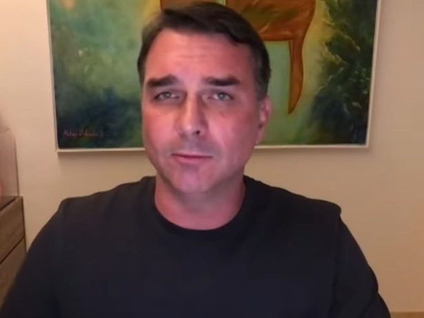 “Não existe anistia meia-bomba”, diz Flávio Bolsonaro sobre proposta alternativa
