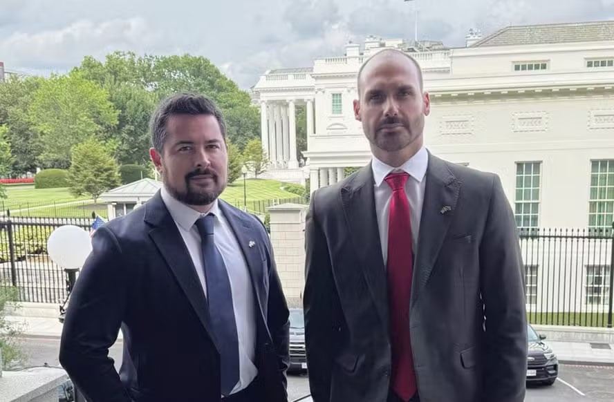 PGR denuncia Eduardo Bolsonaro e Paulo Figueiredo por coação para beneficiar Jair Bolsonaro