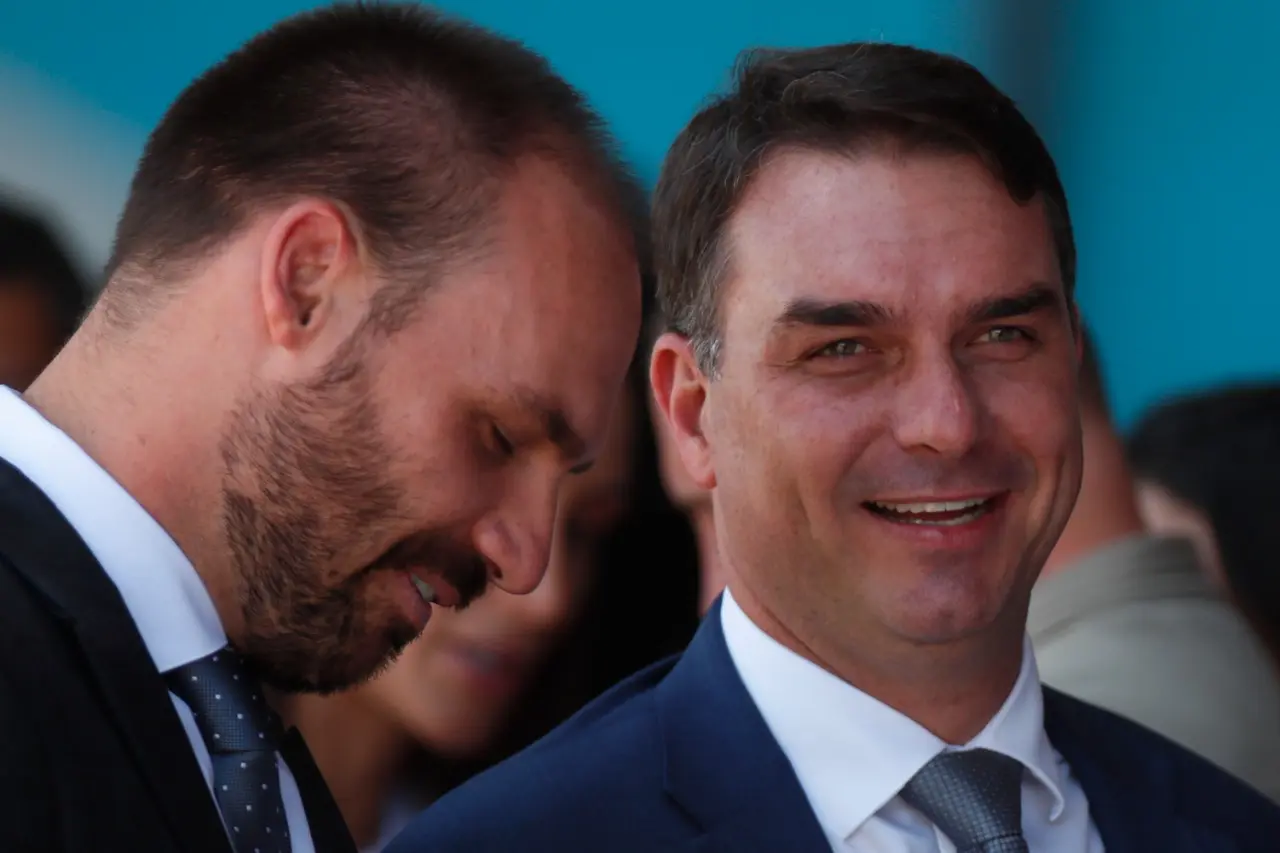 Eduardo e Flávio Bolsonaro intensificam pressão por anistia ampla e rejeitam proposta de dosimetria
