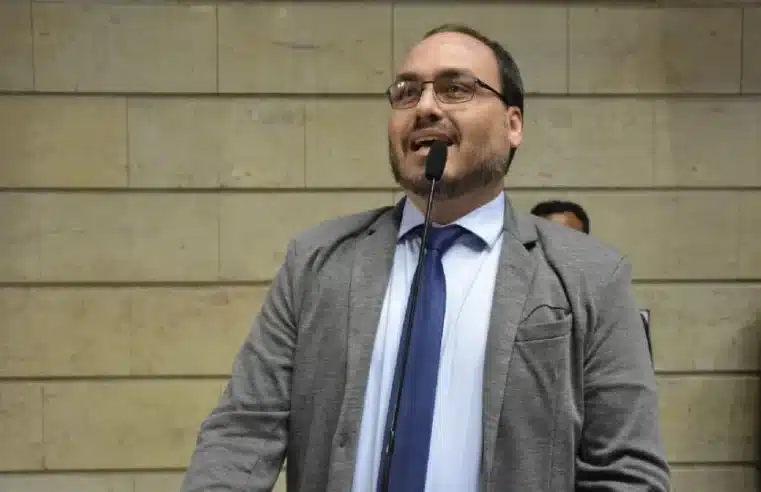 Carlos Bolsonaro explode: acusa aliados de “espólio eleitoral” e ataca Moraes