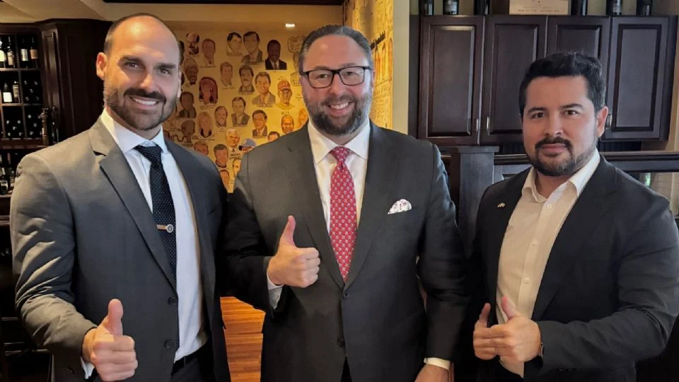 Eduardo Bolsonaro surta com “minuta de anistia” — ameaça redigir o próprio projeto