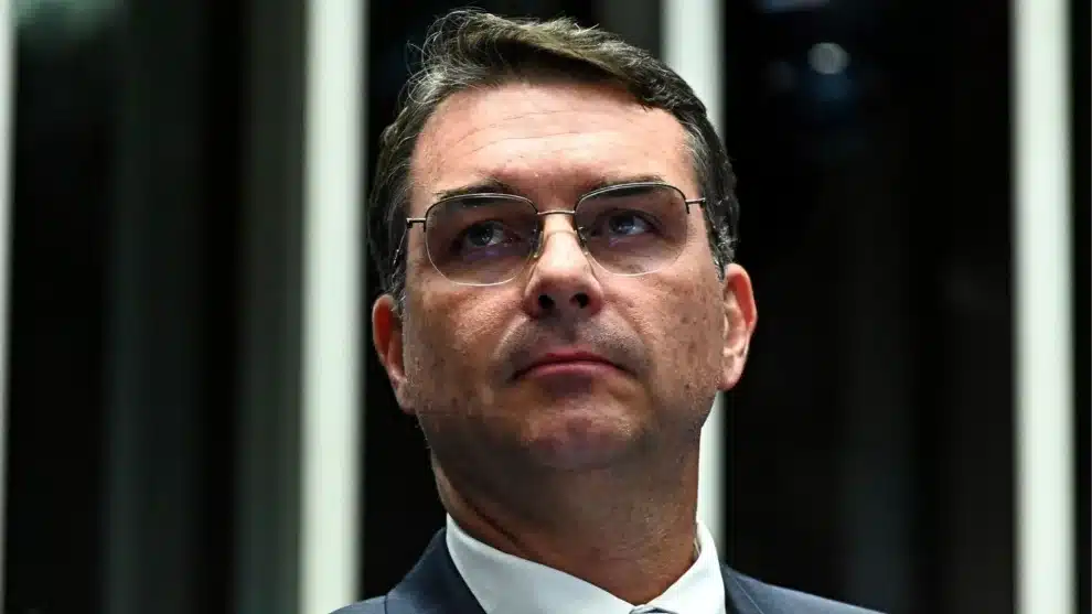Aliados sugerem que Bolsonaro escale Flávio para controlar Eduardo nos EUA