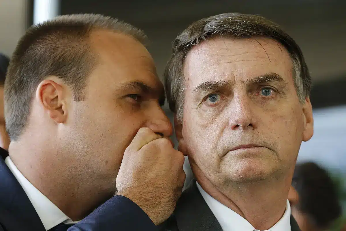 Eduardo Bolsonaro e seu pai, o ex-presidente Jair Bolsonaro. Foto: Ernesto Rodrigues/Estadão Conteúdo