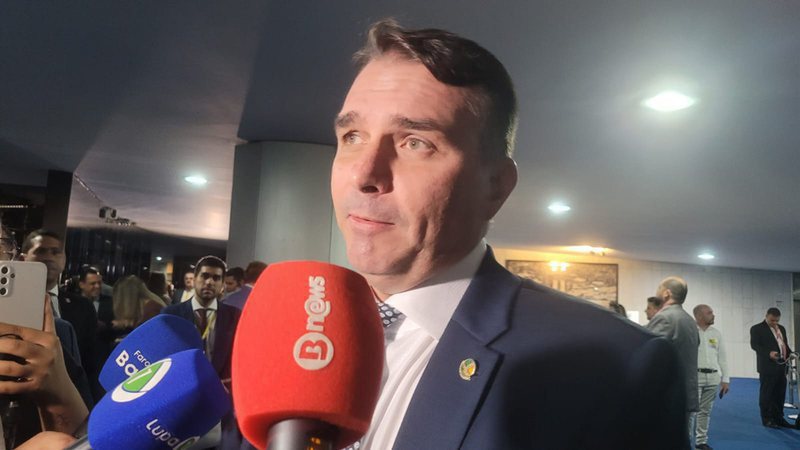 Flávio Bolsonaro busca dosimetria com Centrão e chama irmão de “maluco”