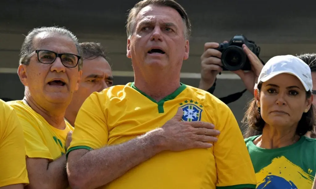 Defesas de Bolsonaro apostam nas divergências entre Fux e Zanin para reduzir penas