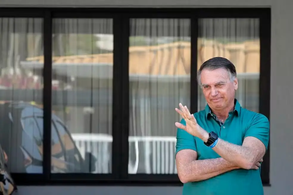 O ex-presidente Jair Bolsonaro na garagem da casa em que cumpre prisão domiciliar, em Brasília. Foto: Sergio Lima/AFP