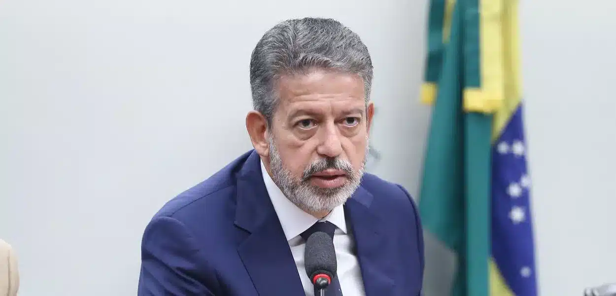 Lira acolhe apenas 3 emendas e leva reforma do IR ao plenário