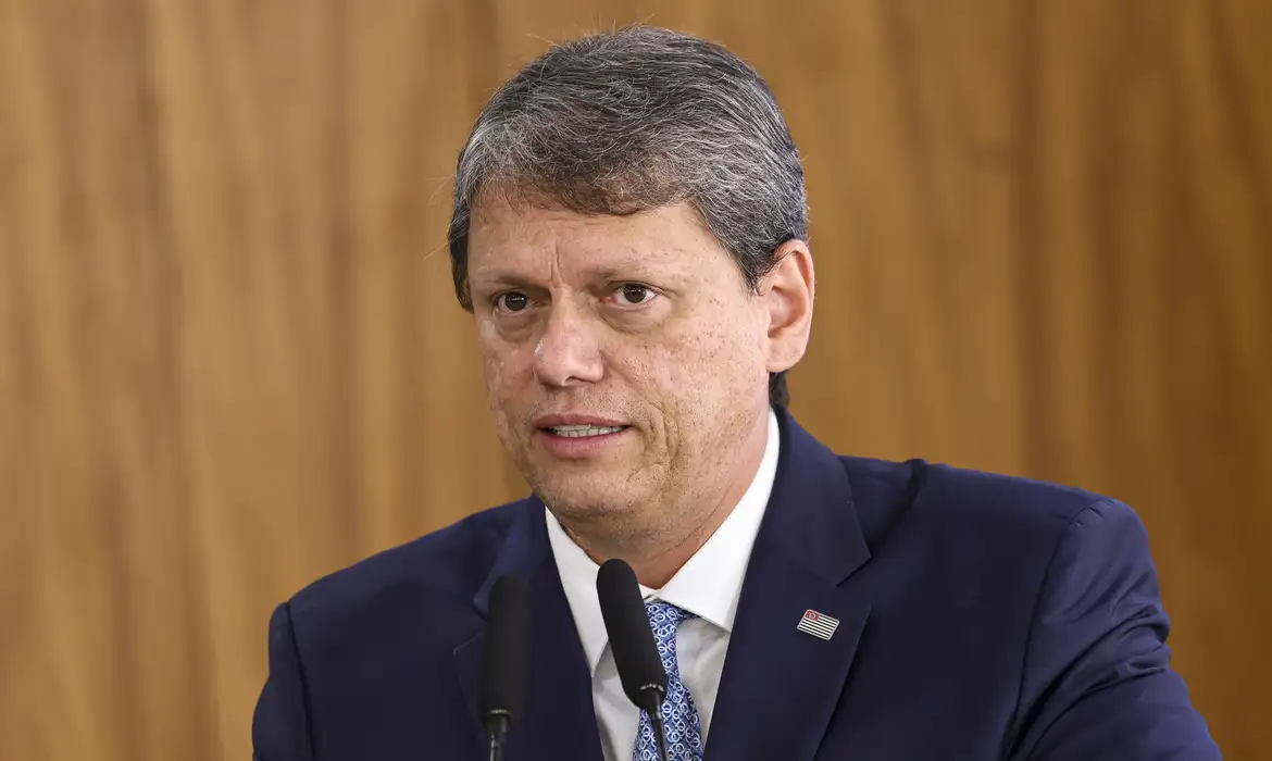 Tarcísio pede desculpas após piada sobre metanol: “Errei”