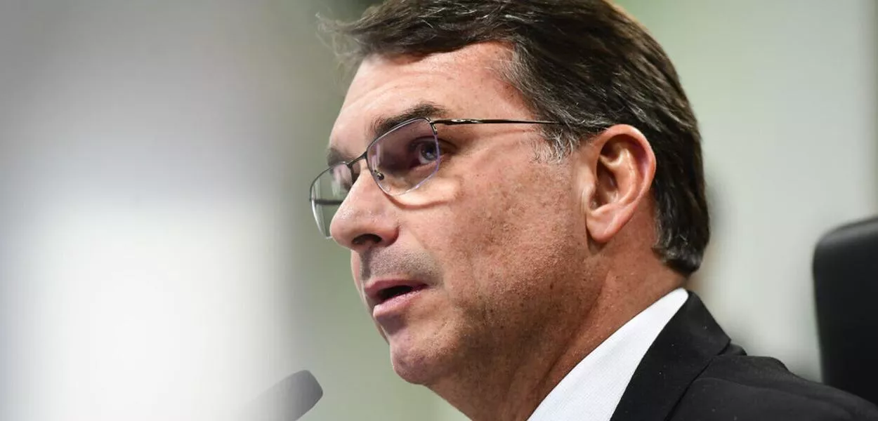 Flávio Bolsonaro ataca Alexandre de Moraes após novas condenações anunciadas pelo STF