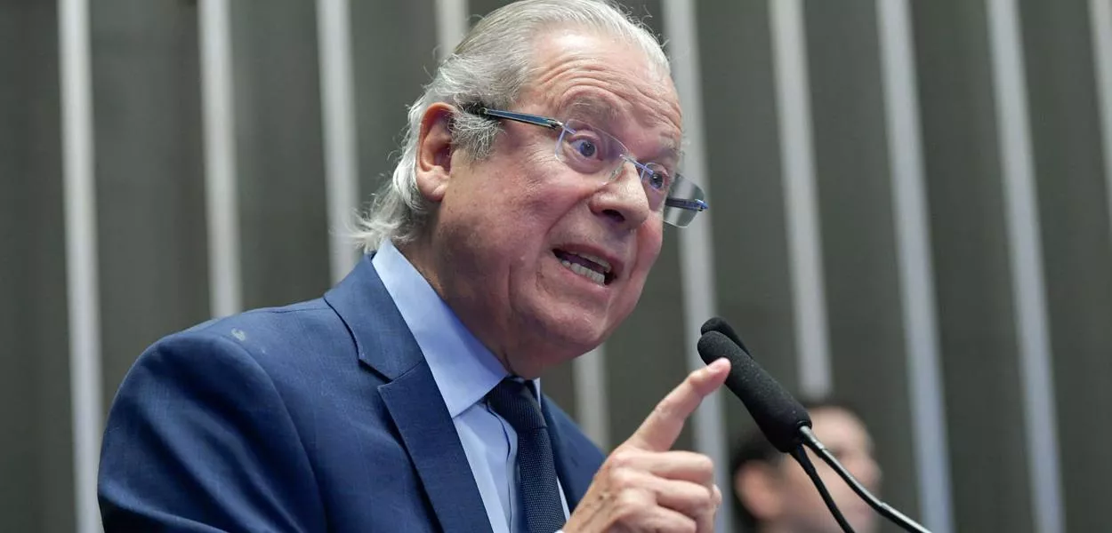 José Dirceu defende prisão domiciliar para Bolsonaro e critica sistema prisional
