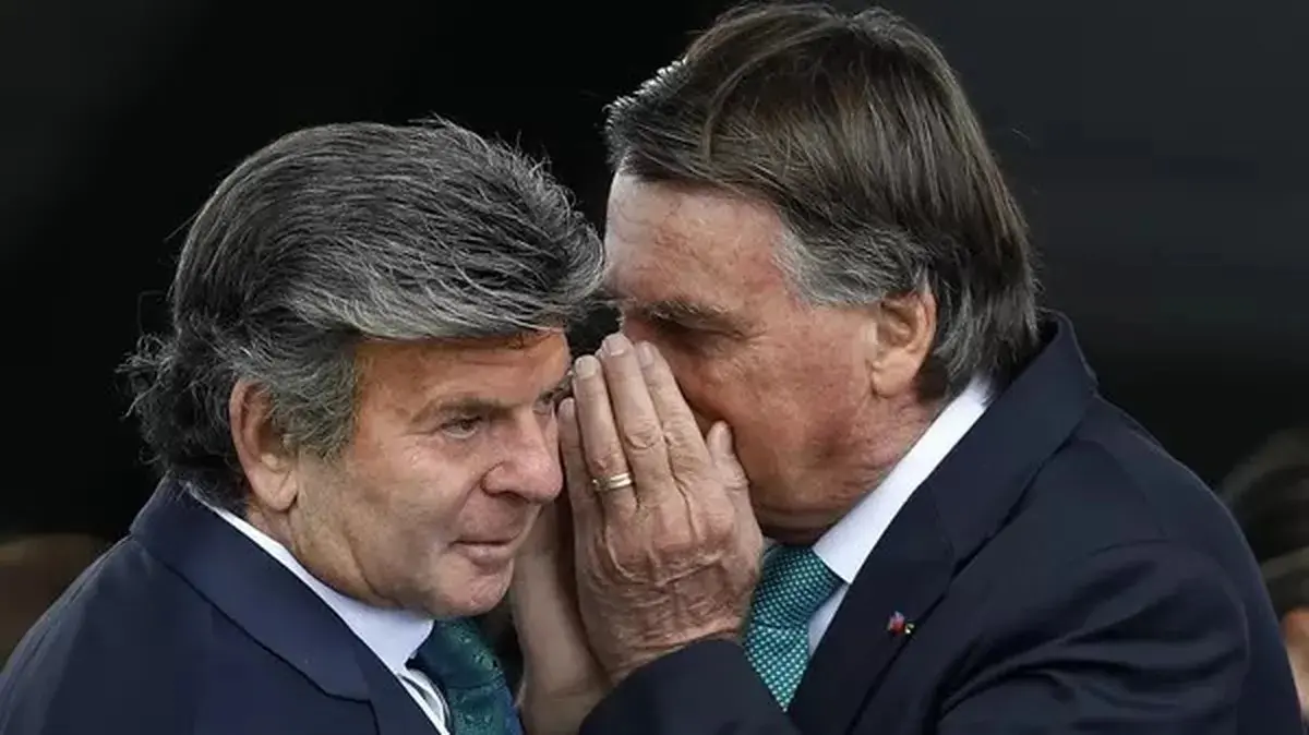 Advogados de Jair Bolsonaro tentam usar voto de Luiz Fux para empurrar prisão para 2026