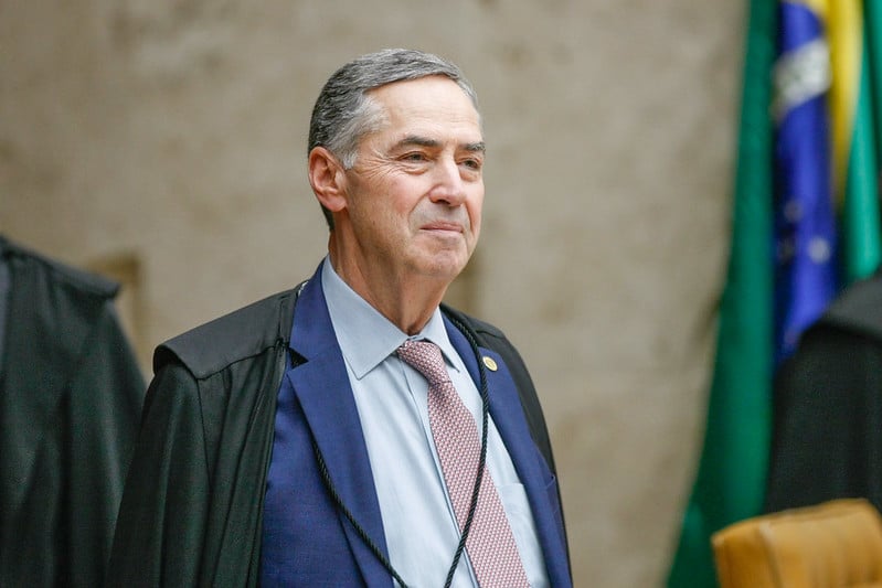 Barroso pede sessão extraordinária no STF para votar descriminalização do aborto
