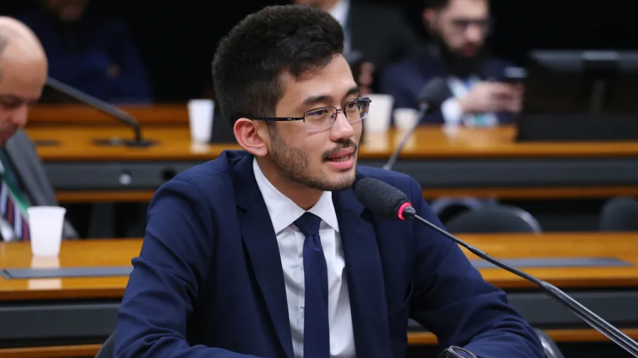 Kim Kataguiri publica foto de bandeira japonesa e elogia premiê do Japão