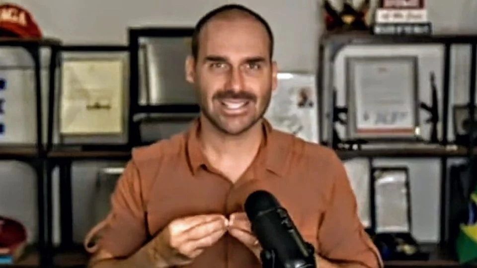 Eduardo Bolsonaro enfrenta abaixo-assinado que exige fim do “mandato home office”
