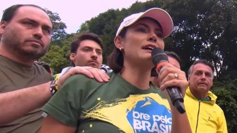 Disputa clã Bolsonaro aprofunda racha: Carlos mira Senado em SC e enfrenta resistência de Michelle