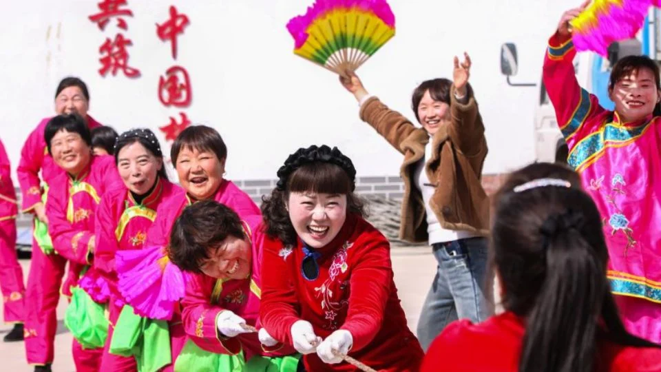 China desafia feminismo “woke” e propõe modelo alternativo de igualdade de gênero