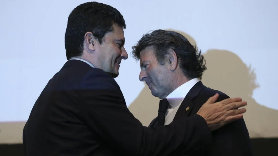 Cena risível: Sérgio Moro bajula Luiz Fux após ministro tentar migrar de Turma no STF