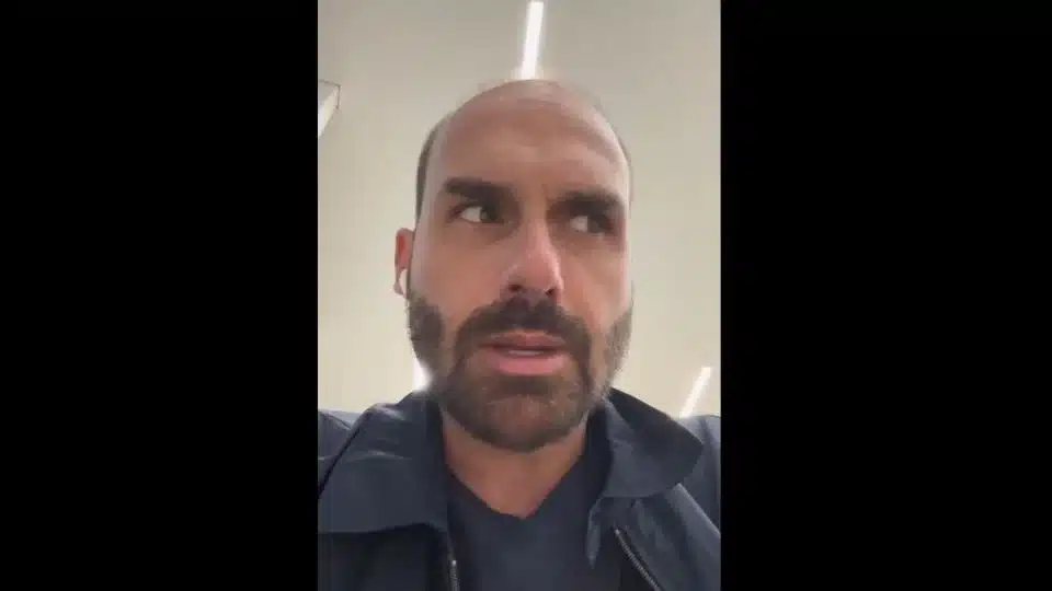 Eduardo Bolsonaro acusa aliados de “acreditar na narrativa da GloboNews” em vídeo gravado