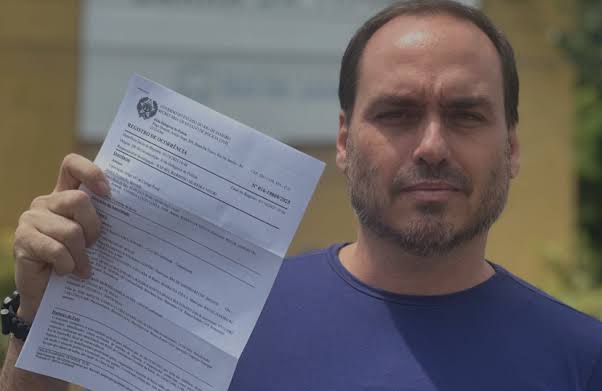 Carlos Bolsonaro registra boletim após ato do MTST em condomínio
