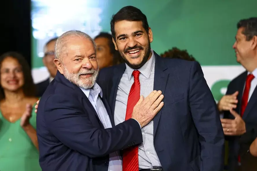 Lula indica Jorge Messias para suceder Barroso no STF