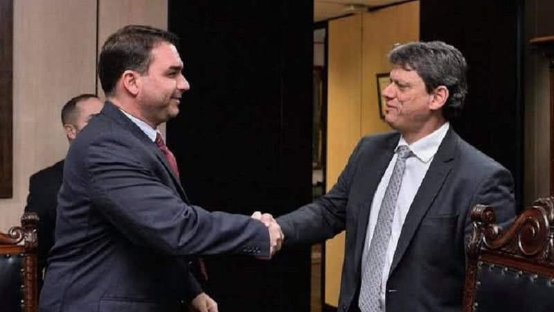 Bolsonaristas articulam chapa Tarcísio-Flávio para “acalmar” Eduardo Bolsonaro