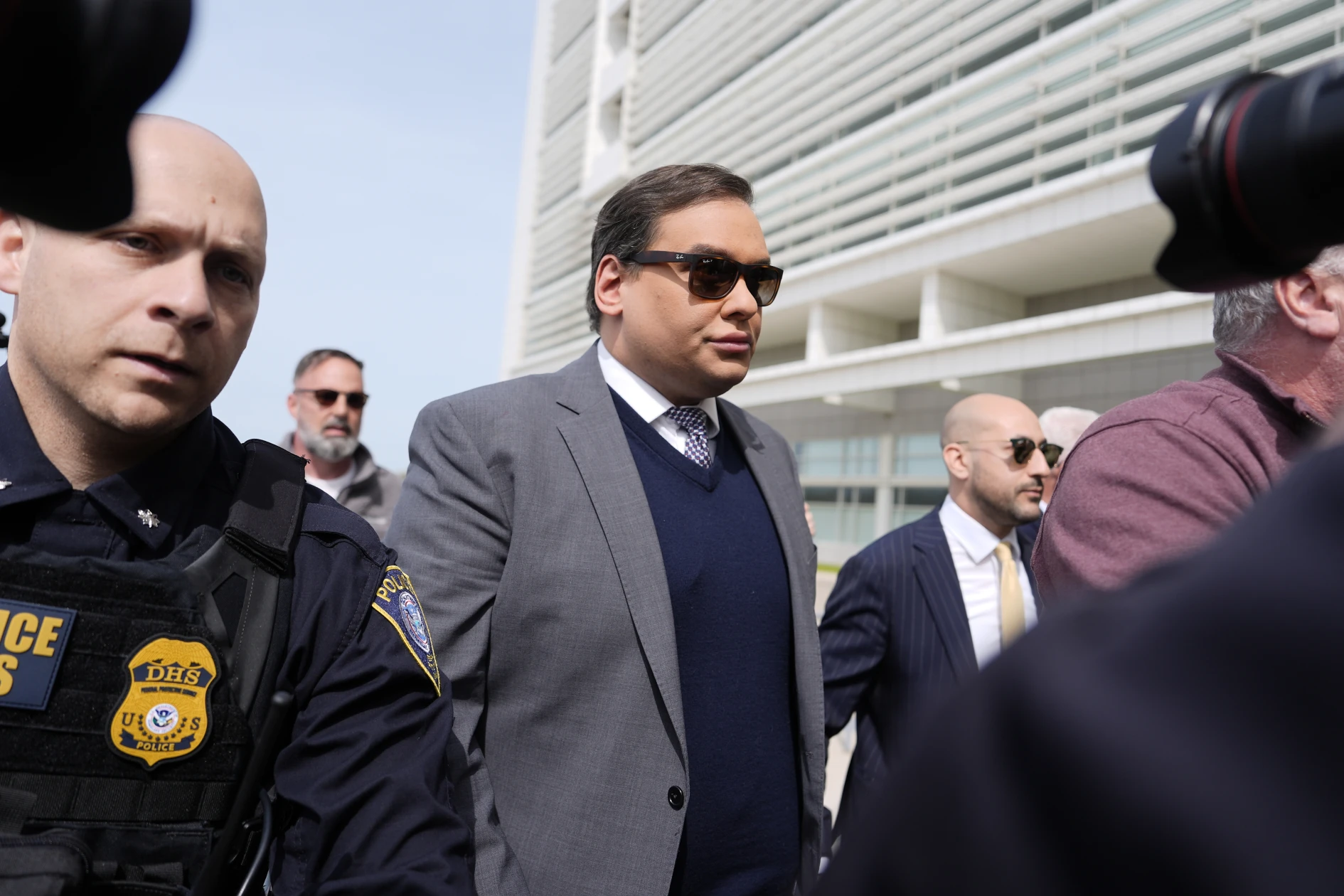 Trump comuta pena de George Santos e ordena soltura imediata